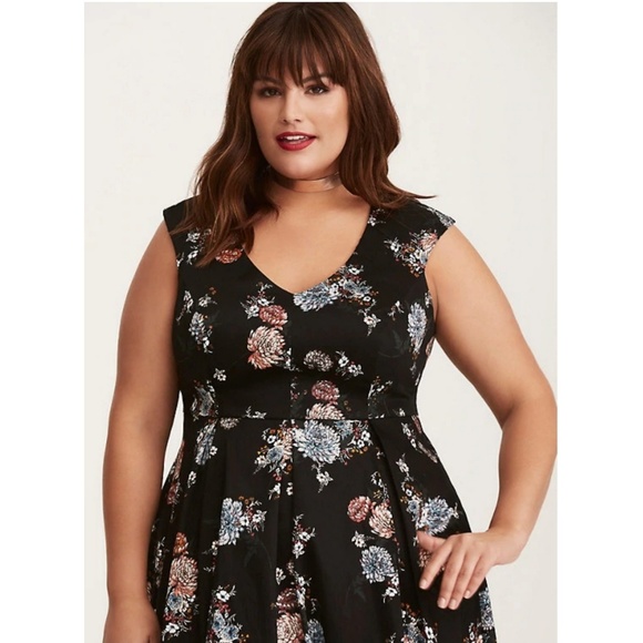 Torrid - Floral v-neck Dress - Picture 5 of 7